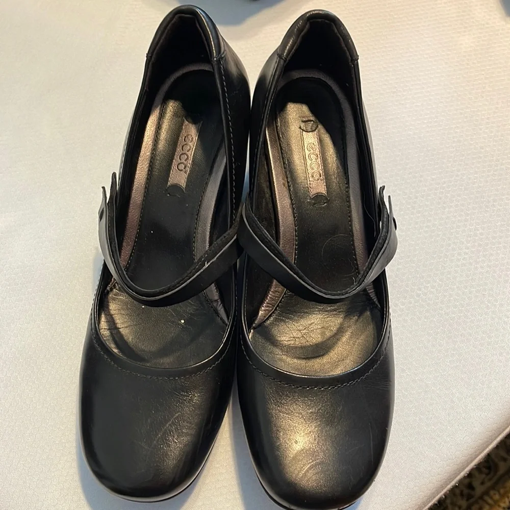 Ecco size 39 Mary janes